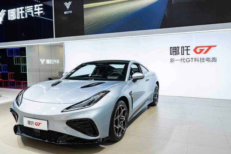 重庆127哪吒汽车在智能汽车领域的表现，领途汽车在新能源汽车市场中的影响力